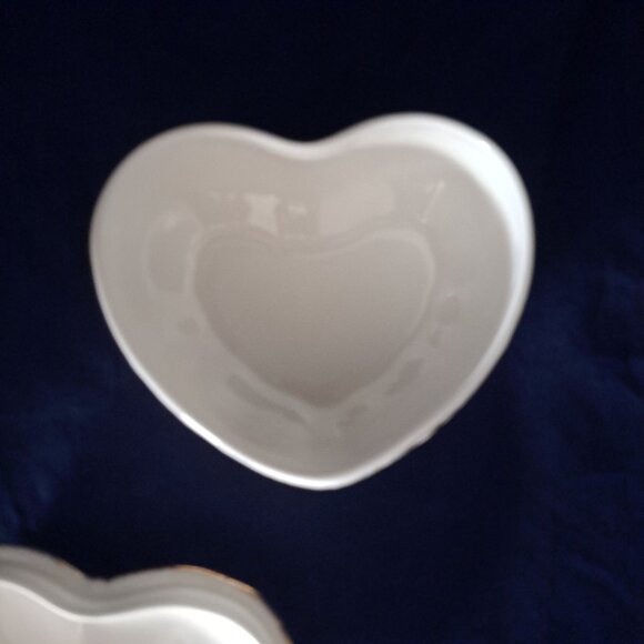 Royal Albert Old Country Roses Heart-Shaped Bone China Trinket Box - Picture 4 of 13